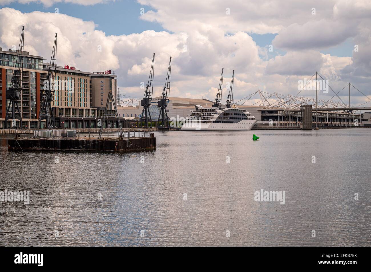 Una passeggiata intorno al Royal Albert Dock, Londra Est, Inghilterra Foto Stock