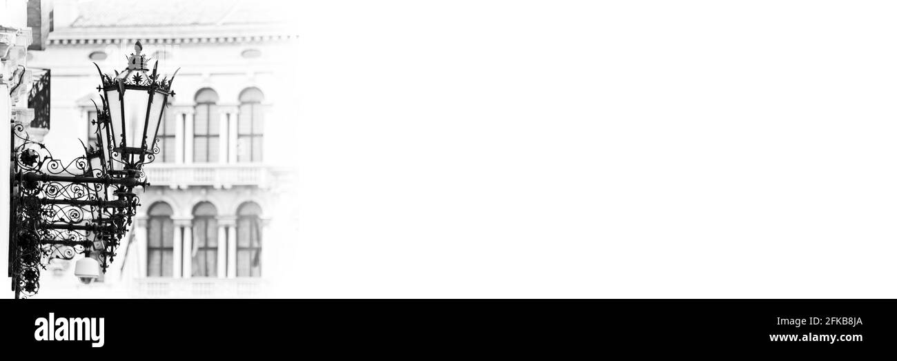 Lampioni in bianco e nero a Venezia Italia. Banner Web panoramico con spazio di copia Foto Stock