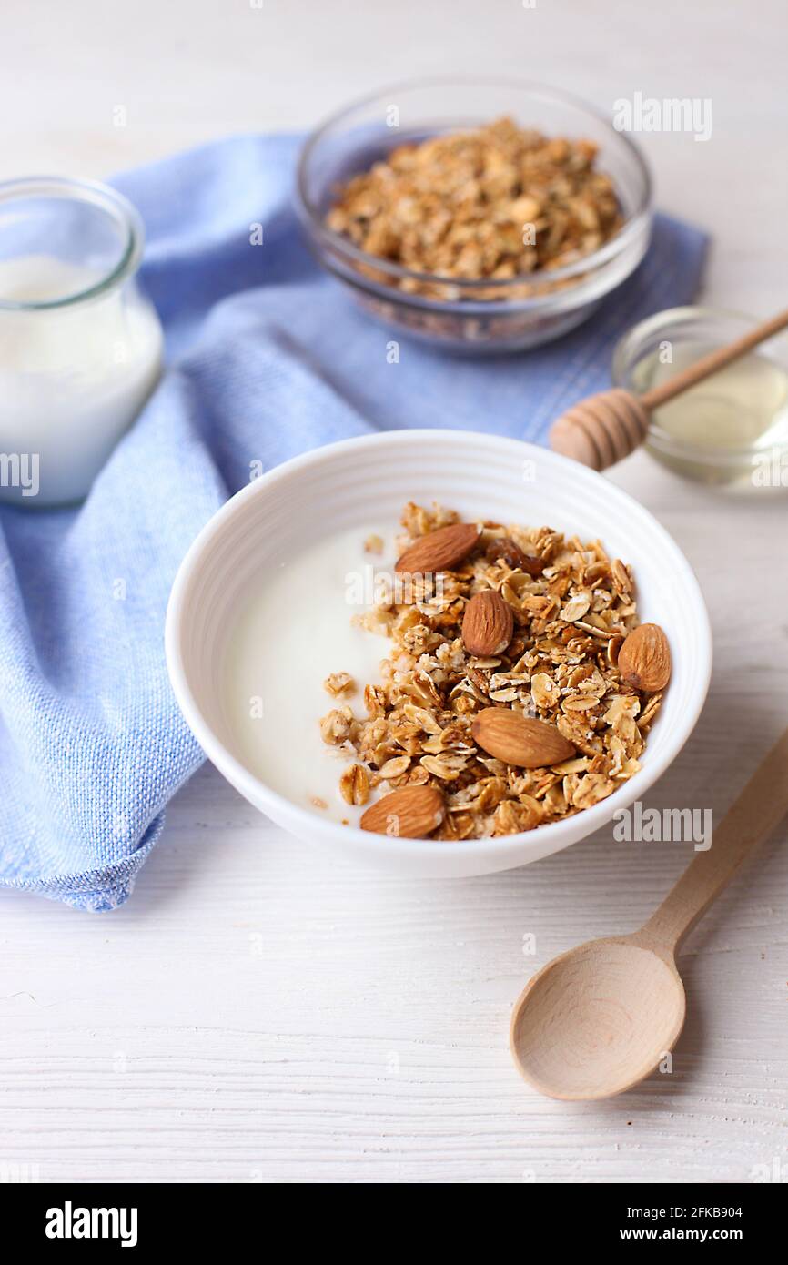 Ciotola in ceramica di yogurt greco e noci miste. Nutriente dieta  vegetariana ricca di proteine prima colazione fatta in casa con latte miele  mandorla, anacardi, nocciole, rotolo Foto stock - Alamy