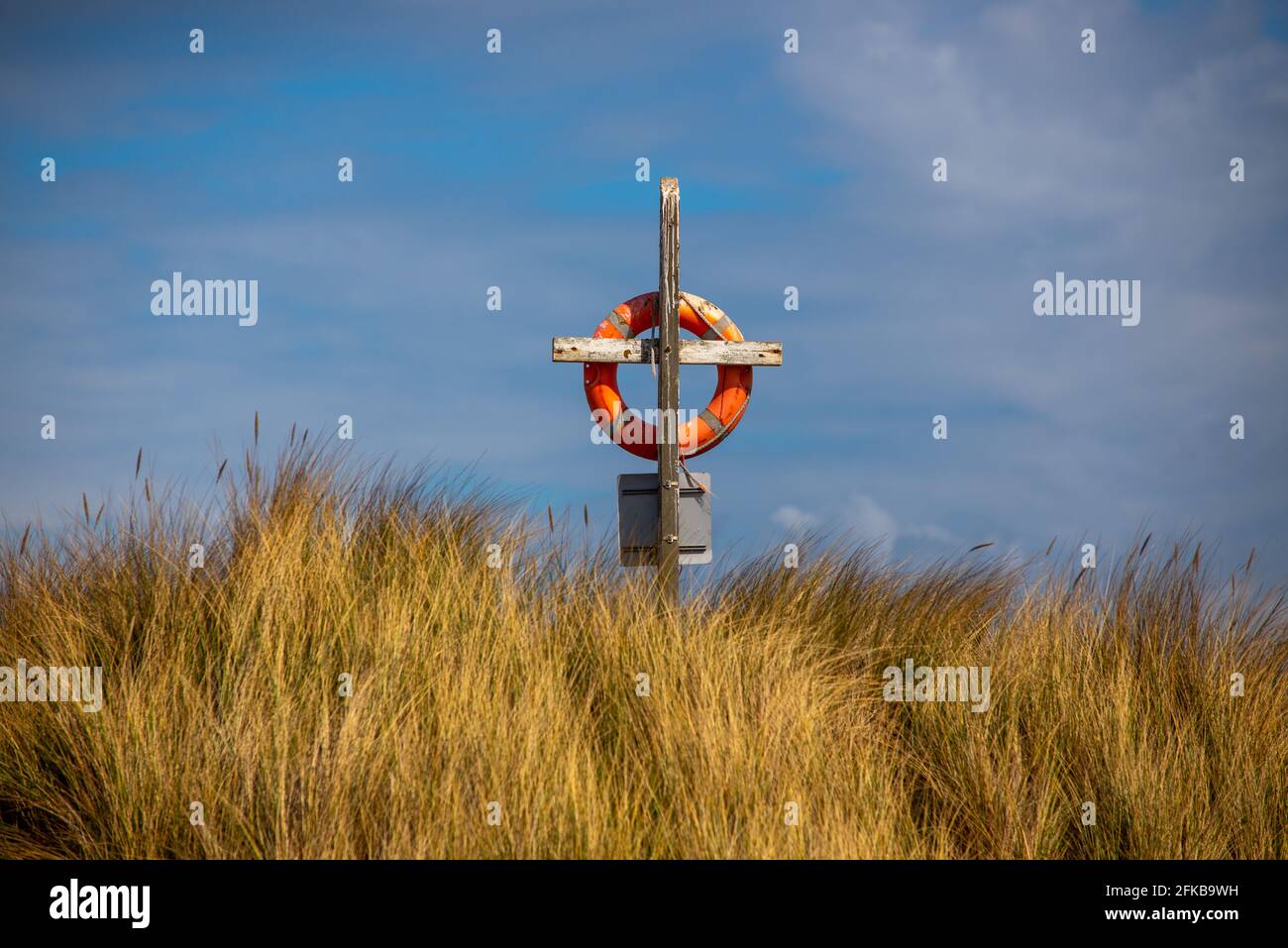 Bagnino arancione sulla cima di una duna Foto Stock