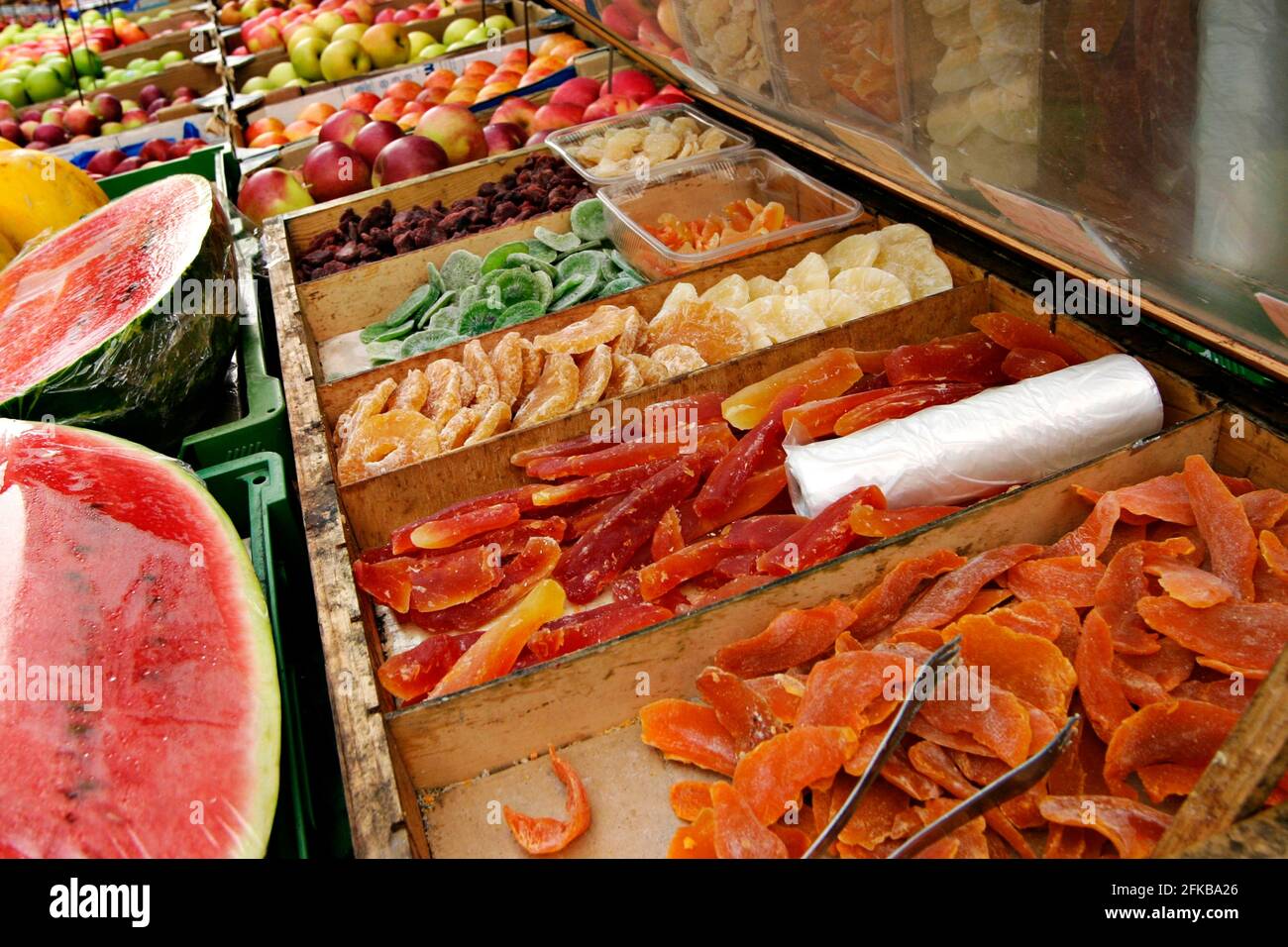 caramelle e frutta fresca in uno stand mercato Foto Stock