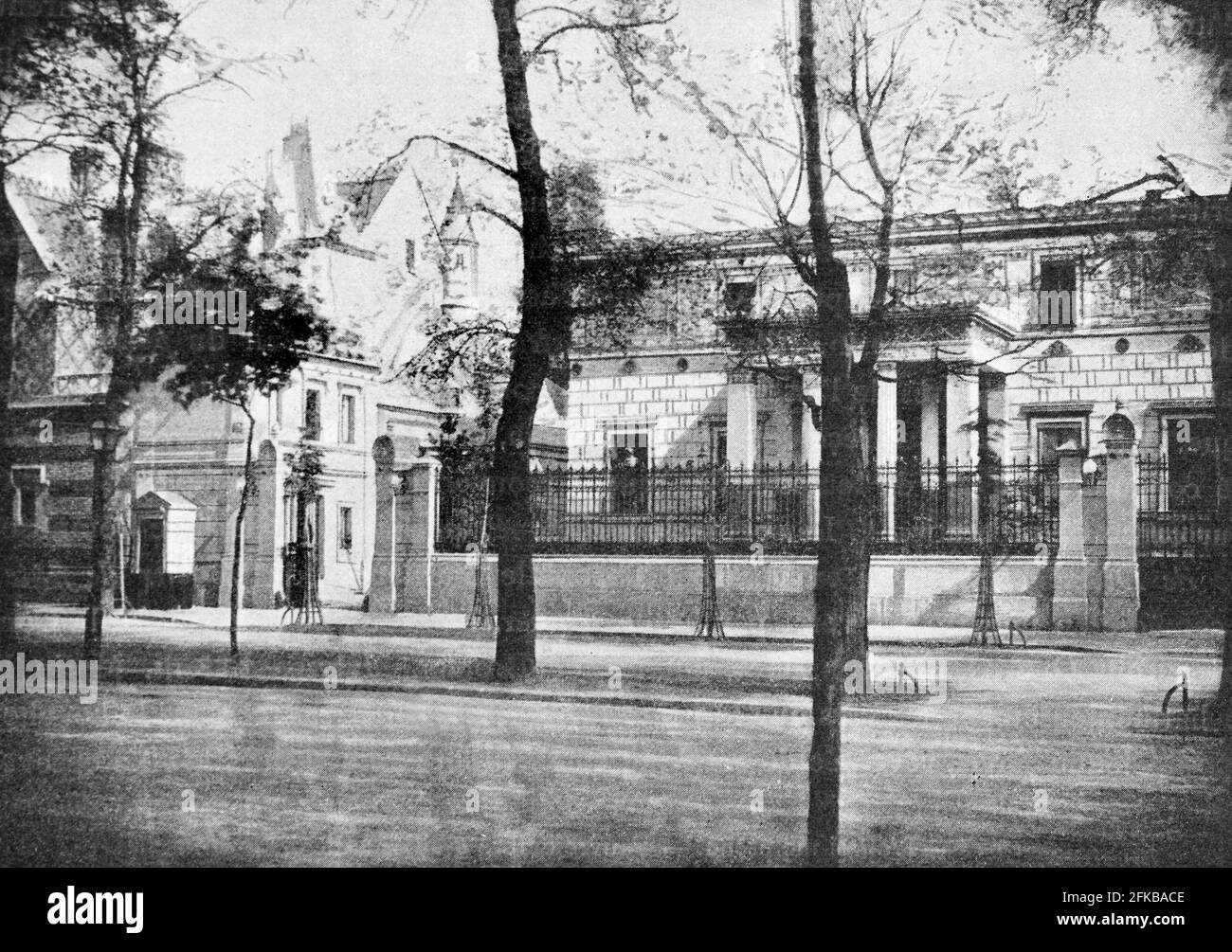 Residenza in stile Pompéein del Principe Jérôme Napoléon Bonaparte, 16-18 avenue Montaigne, Parigi, Francia. Conosciuto come la 'Casa Pompeiana' o 'Palazzo Pompeiano'. Costruito per l'esposizione universale del 1855 da Jacques-Ignace Hittorf, Auguste Rougévin e Alfred-Nicolas Normand. In : Louis Barron, Parigi Pittoresque 1800-1900. La vie - Les Moeurs - Les Plaisirs, Parigi, Société Française d'Edizioni d'Arte L.-Henry maggio, 1899. Foto Stock