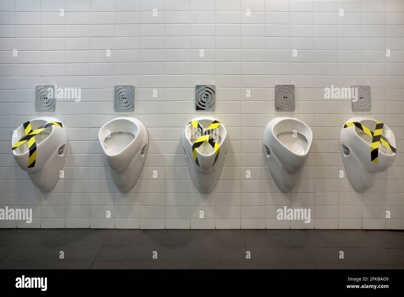 Orinatoio, Corona regole di spaziatura in un bagno da uomo, Germania Foto Stock