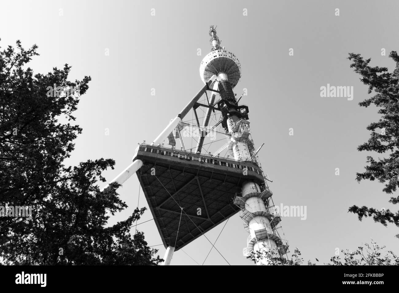 Tbilisi, Georgia - 22 agosto 2016: Tbilisi TV Broadcasting Tower in bianco e nero Foto Stock