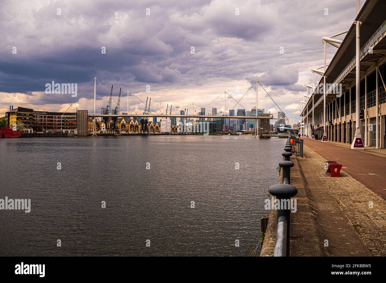Una passeggiata intorno al Royal Albert Dock, Londra Est, Inghilterra Foto Stock