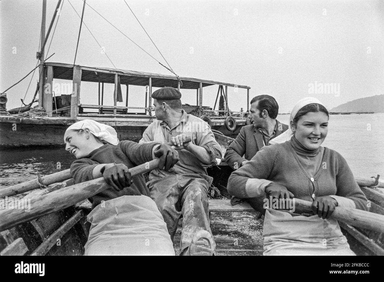 SPAGNA - Galizia - 1970. La gente che va fuori per lavorare sulle zattere di coltivazione della mitili nella baia di Lorbe vicino A UN Coruña, Galizia, Spagna nord-occidentale. Foto Foto Stock