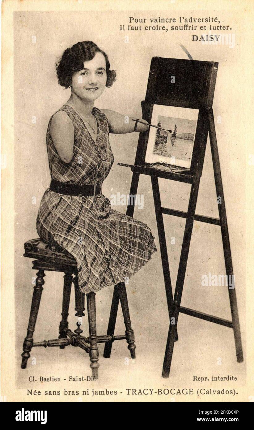Donna pittore, nato senza braccia o gambe, che vive a Tracy-Bocage (Calvados). Cartolina d'epoca. Foto Stock