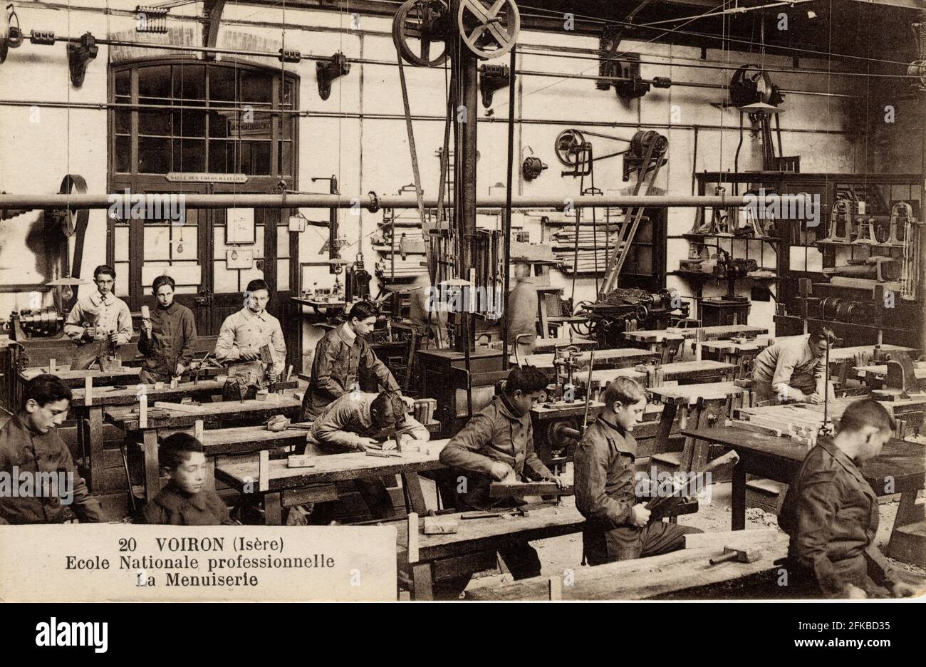 Una CLASSE DI CARPENTERIA DELLA SCUOLA PROFESSIONALE NAZIONALE DI VOIRON 38-ISERE Regione: Auvergne-Rhône-Alpes (ex Rhône-Alpes) inizio del 20 ° secolo cartolina d'epoca Foto Stock