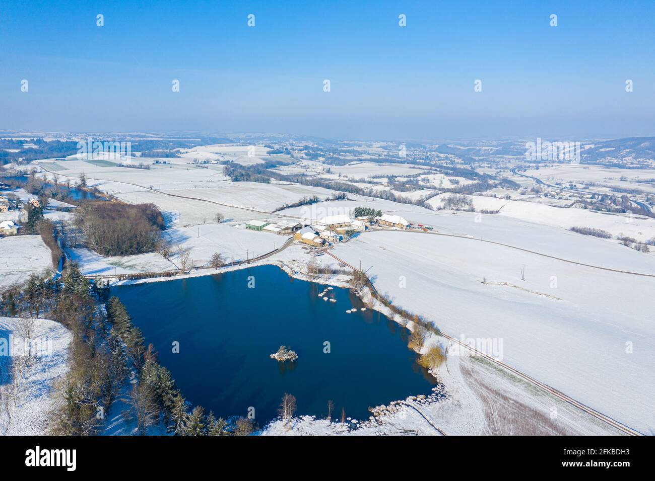 Incredibile immagine di un vasto paesaggio con una piccola città un lago e una vasta terra coperta di neve. Foto Stock