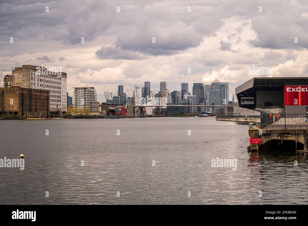 Una passeggiata intorno al Royal Albert Dock, Londra Est, Inghilterra Foto Stock
