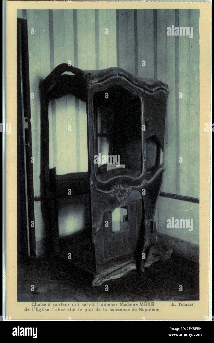 Casa natale di Napoleone i ad Ajaccio. La sedia Sedan appartenente a Madame Mère portava la sua casa dalla chiesa il giorno della nascita. La Gioventù di Napoleone i: Periodo Ajaccio 1769-1793 Parigi, Fondazione Napoléon Foto Stock