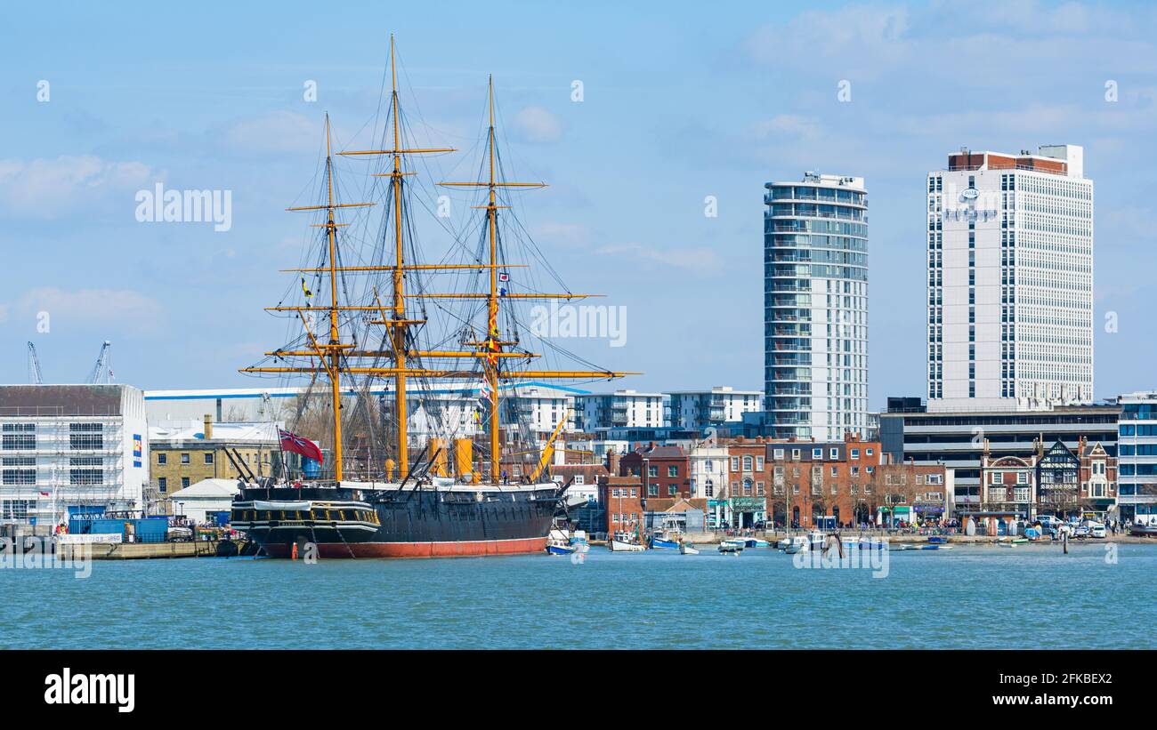 Città di Portsmouth con nave storica HMS Warrior a Portsmouth Harbour, Portsmouth, Hampshire, Inghilterra, Regno Unito. Foto Stock