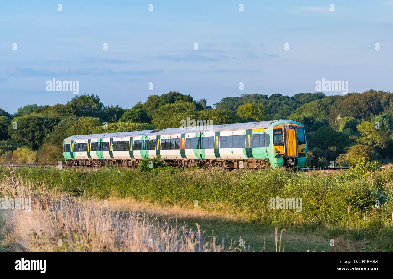 Rampa meridionale classe 377 Electrostar treno in viaggio attraverso la campagna nel South Downs di Arun Valley in West Sussex, Regno Unito. Foto Stock