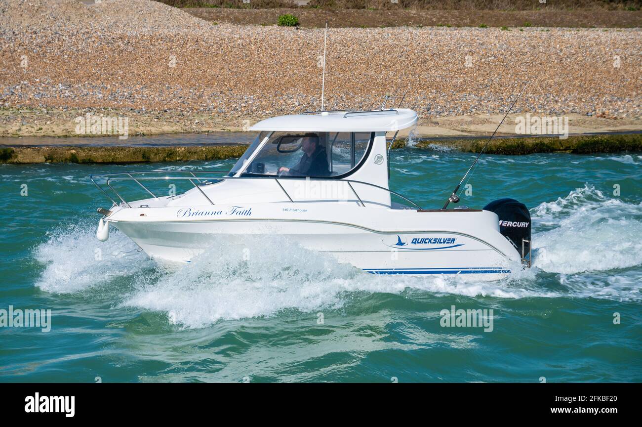 Quicksilver 540 Pilothouse, una piccola imbarcazione o barca da diporto di 2 nascite su un estuario del fiume nel Regno Unito. Il nome della barca è 'Brianna Faith'. Foto Stock