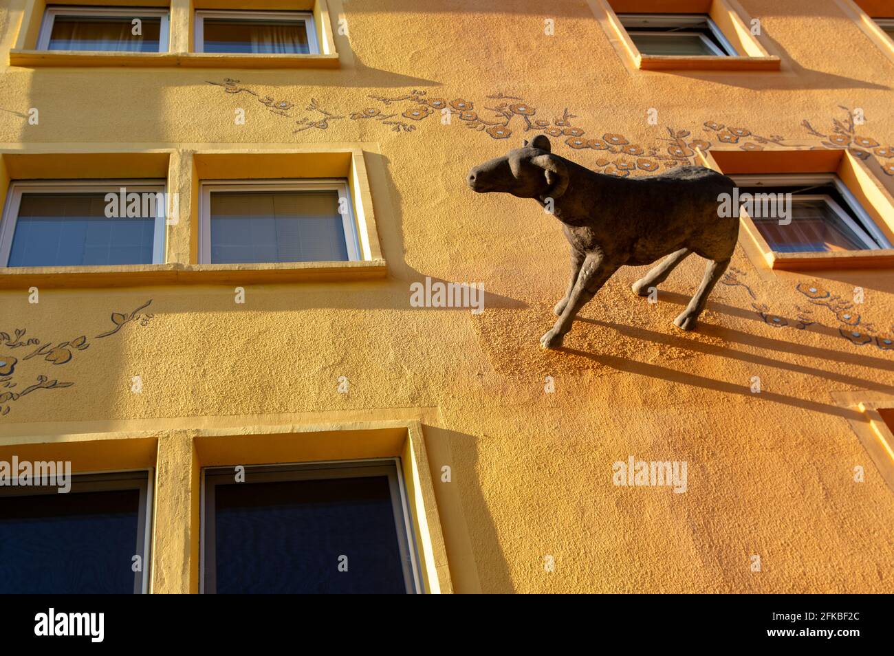 Scultura orizzontale pop art di montone o di pecora maschile sulla facciata dell'era della DDR costruzione di pannelli. Quartieri artistici a Zittau, Germania Foto Stock