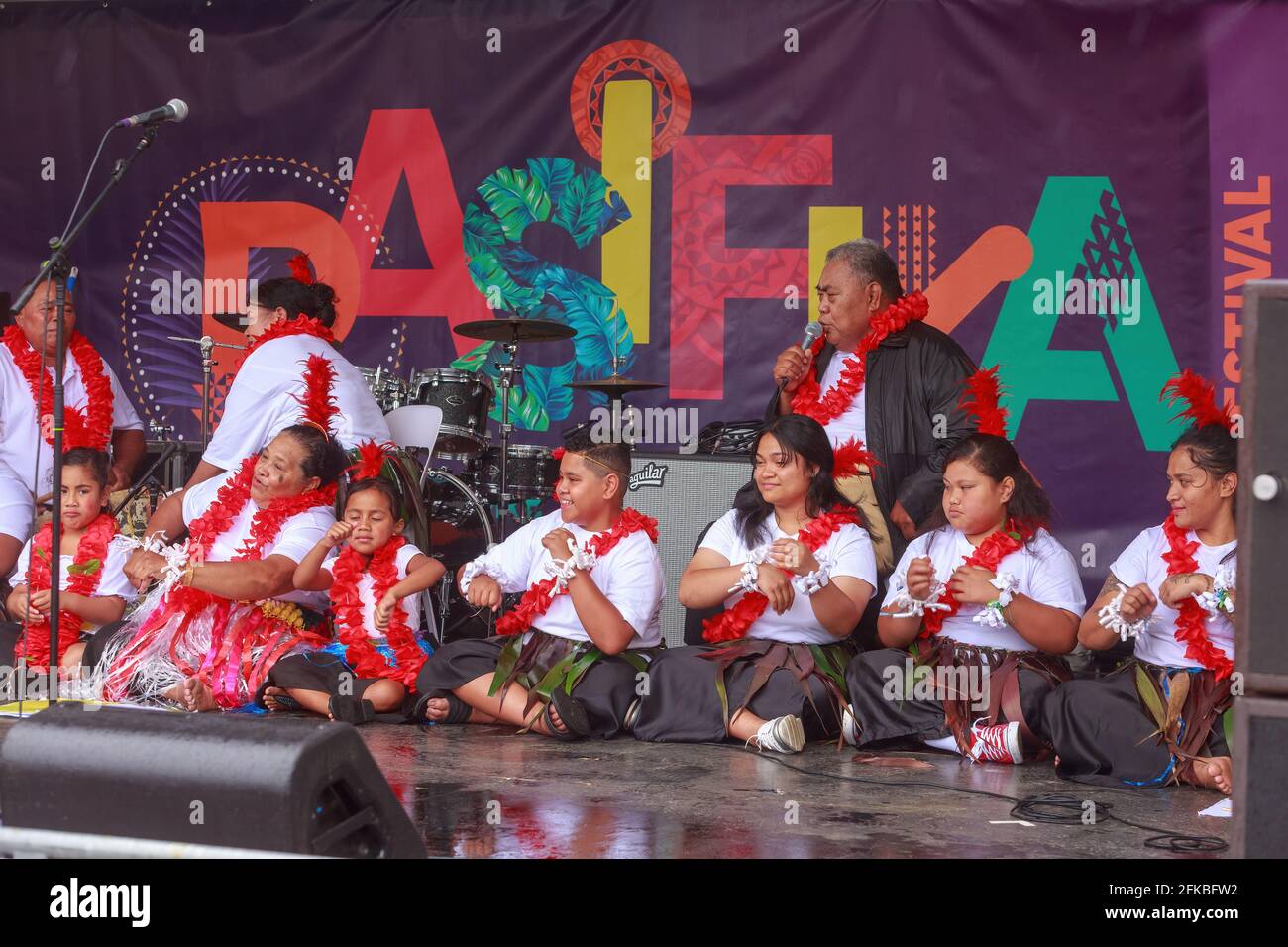 Un gruppo di Tongani che indossano i loro colori nazionali di rosso e bianco al Pasifika Festival, una celebrazione della cultura dell'Isola del Pacifico ad Auckland, Nuova Zelanda Foto Stock