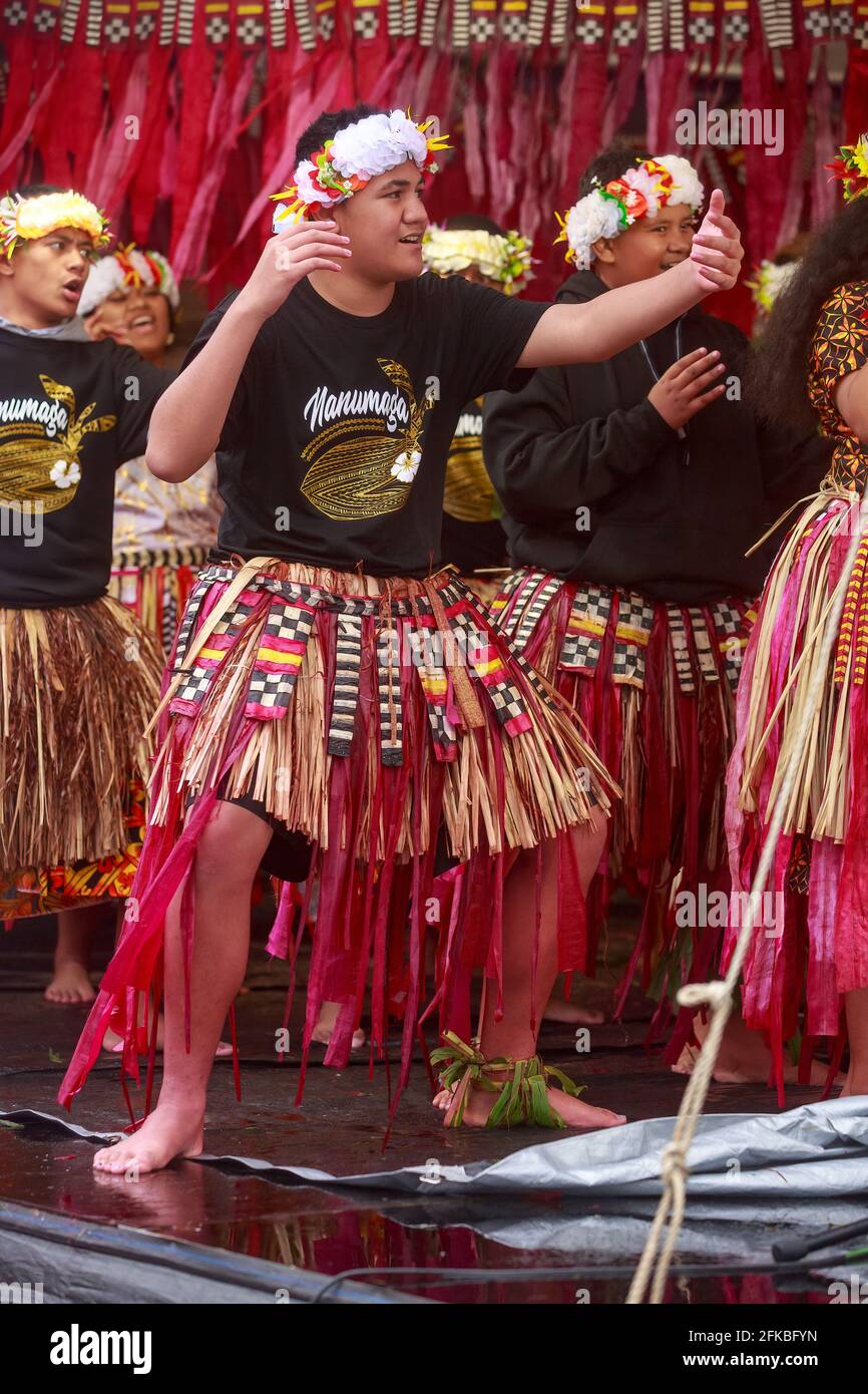 Un ballerino in costume della nazione insulare di Tuvalu che si esibisce al Pasifika Festival, una celebrazione della cultura dell'Isola del Pacifico ad Auckland, Nuova Zelanda Foto Stock