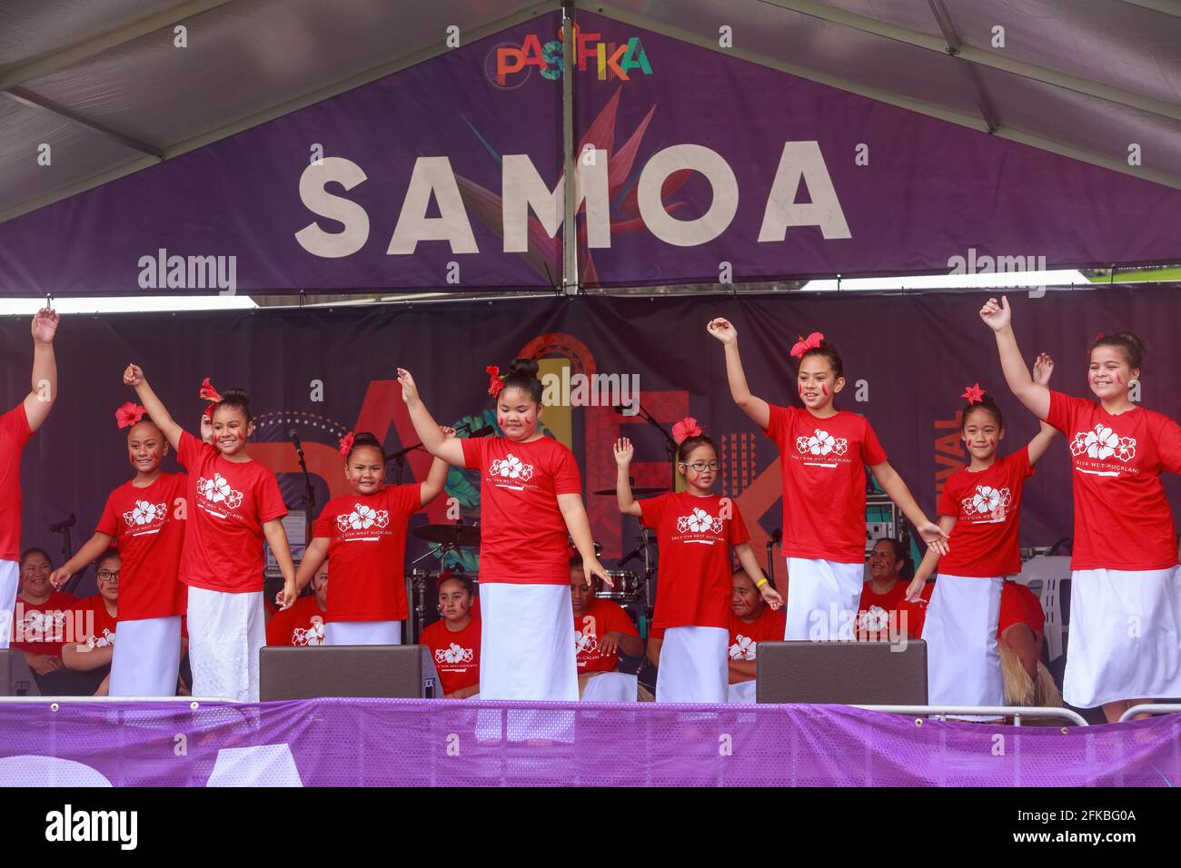 Un gruppo culturale di giovani samoiane al Pasifika Festival, una celebrazione della cultura dell'isola del Pacifico ad Auckland, Nuova Zelanda Foto Stock