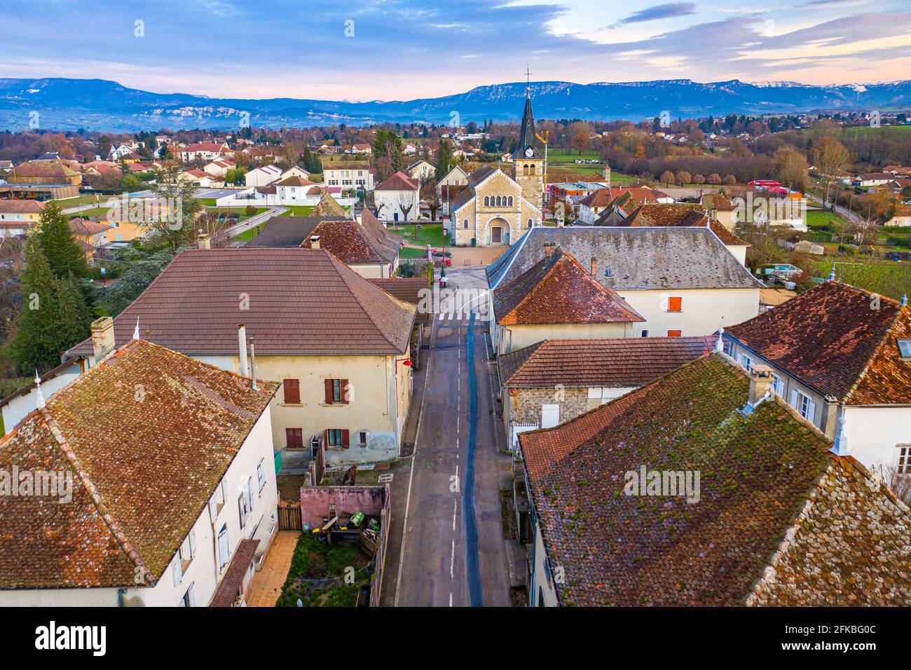 Aereo girato un piccolo bel comune di Francia, Europa Foto Stock