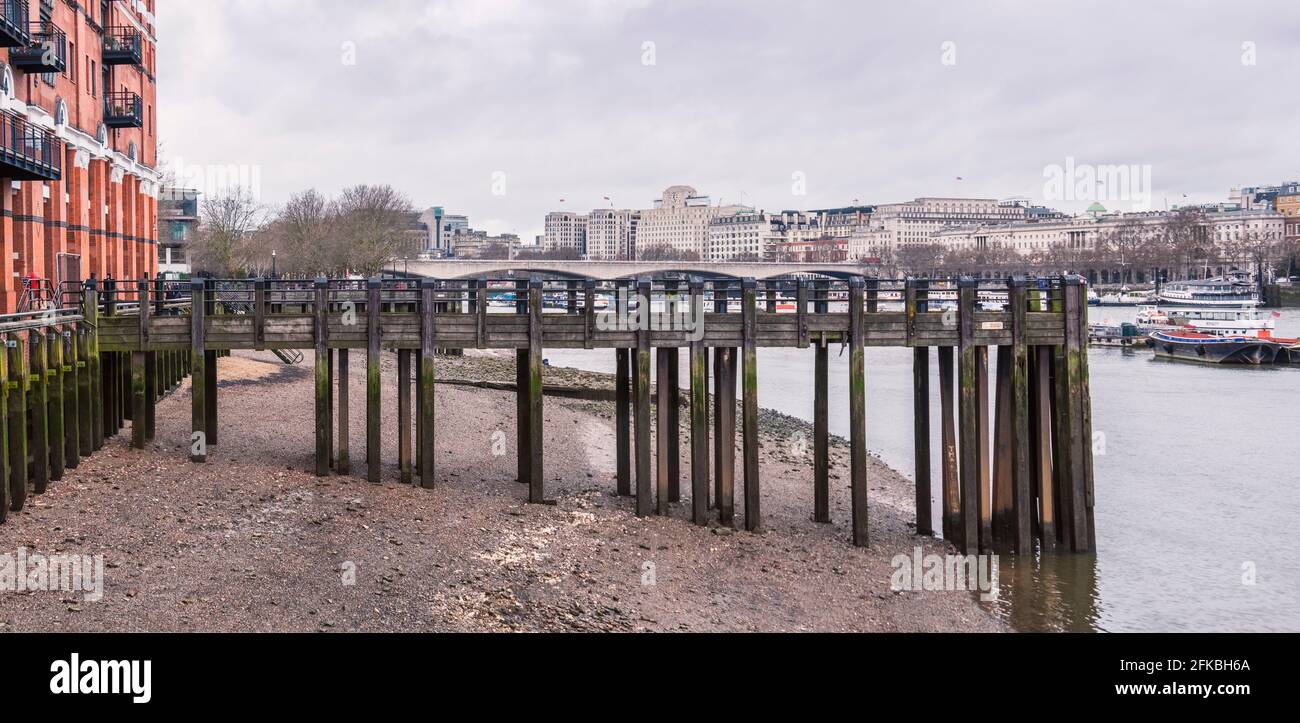 Una vista panoramica del molo della torre di oxo nel molo della torre di oxo, Londra, Regno Unito. Foto Stock