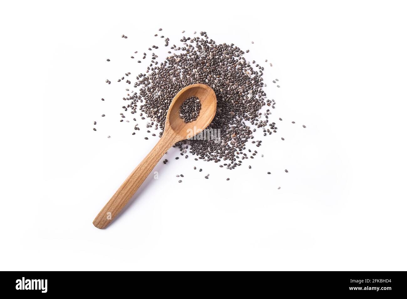 Vista dall'alto del cucchiaio di legno con mucchio di semi di chia neri organici sparsi e cucchiaio su un tavolo bianco. Alimentazione vegana nutriente sana suppiment. Pulire Foto Stock