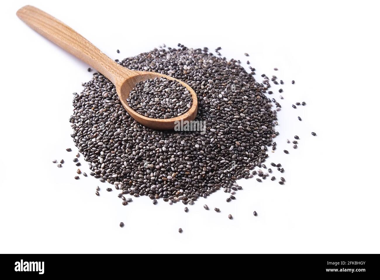 Vista dall'alto del cucchiaio di legno con mucchio di semi di chia neri organici sparsi e cucchiaio su un tavolo bianco. Alimentazione vegana nutriente sana suppiment. Pulire Foto Stock
