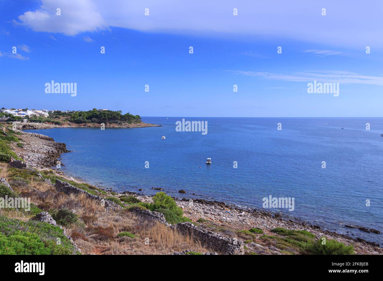 Marina San Gregorio, con i suoi fondali incontaminati, il mare azzurro e la costa rocciosa, offre una splendida vista lungo la costa di Patù nel Salento. Foto Stock