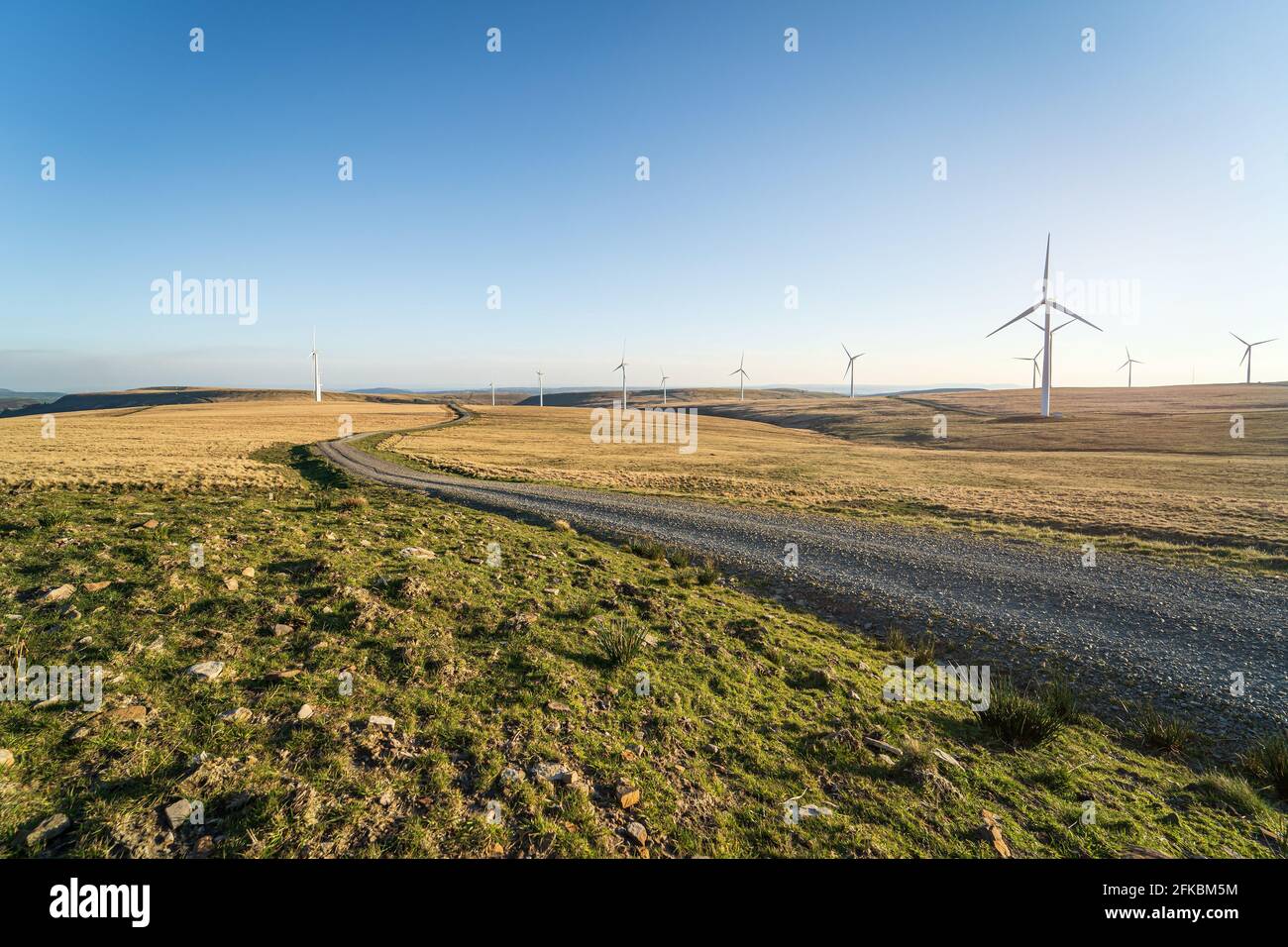 Strada attraverso Mynydd y Betws vento fattoria, Swansea, Carmarthenshire, Galles del Sud, Regno Unito. Energia eolica, concetto di fonti energetiche rinnovabili sostenibili Foto Stock