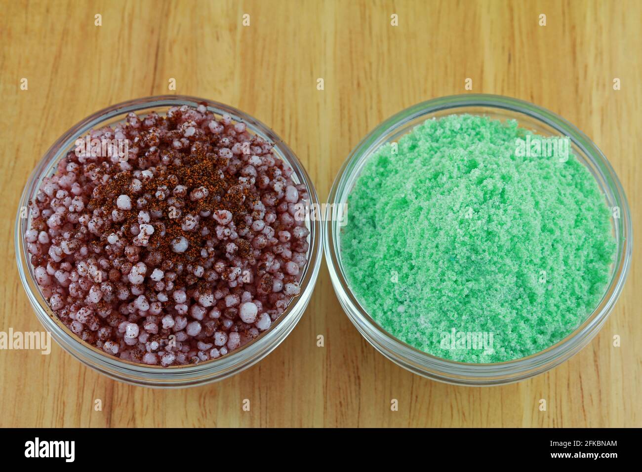 Nutrienti idroponici essiccati da miscelare con acqua per fare una soluzione di scorta Foto Stock