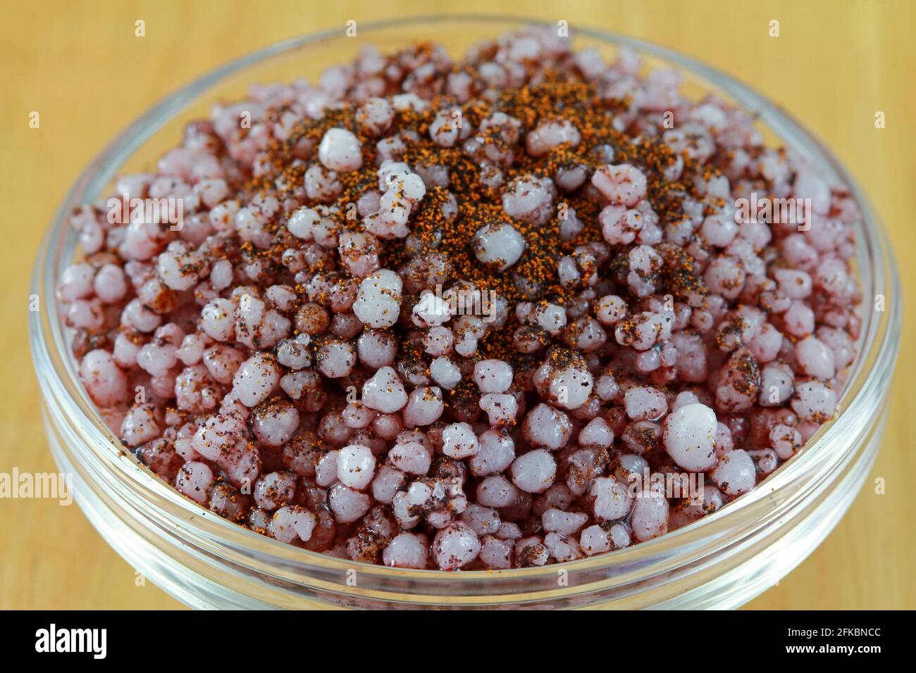 Primo piano di polvere idroponica essiccata per coltivare piante in acqua Foto Stock