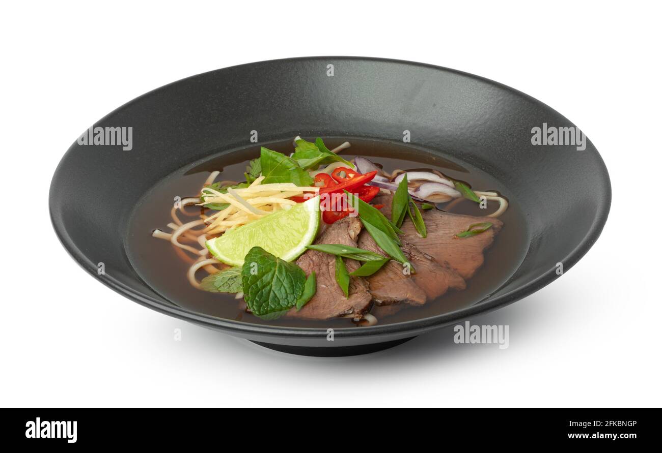 Zuppa asiatica con tagliatelle di manzo e udone isolate su bianco Foto Stock