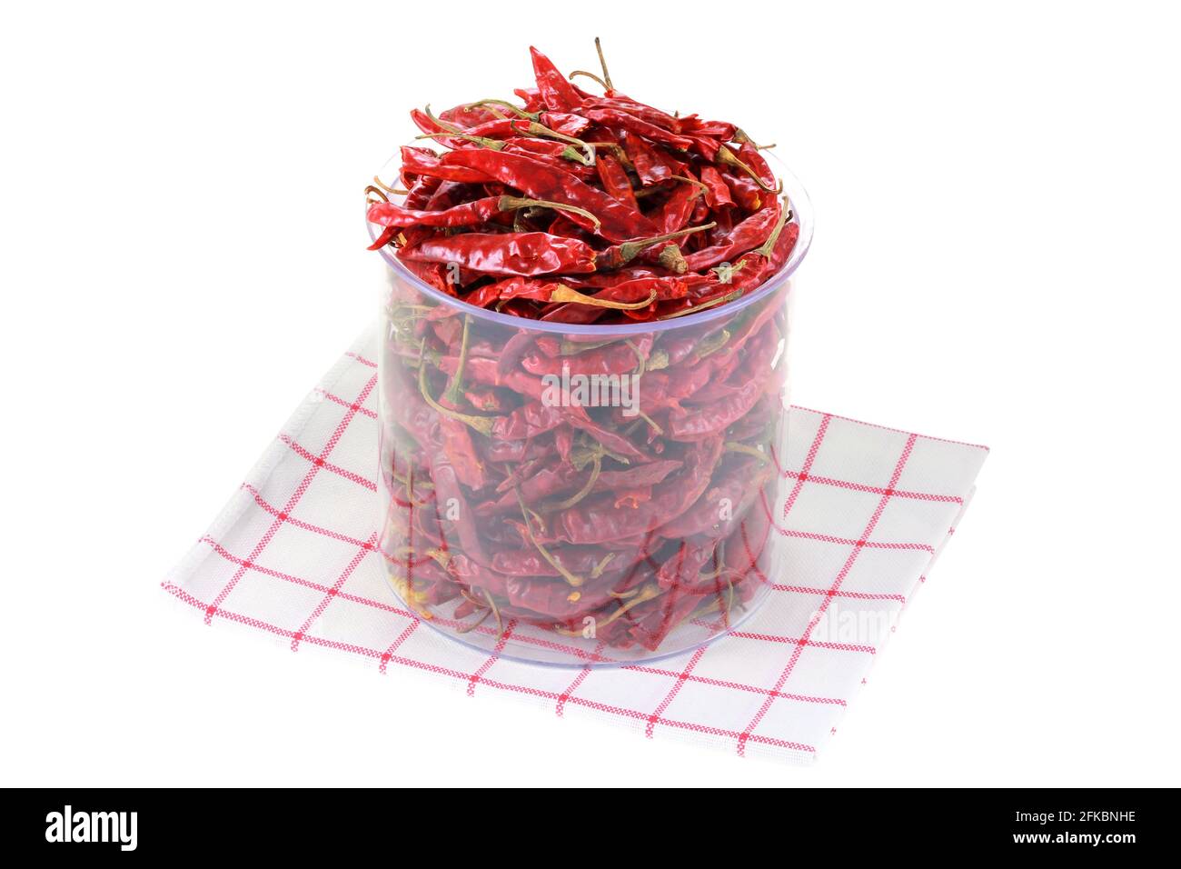 Un vasetto pieno di peperoncino piccante secco, isolato su sfondo bianco Foto Stock