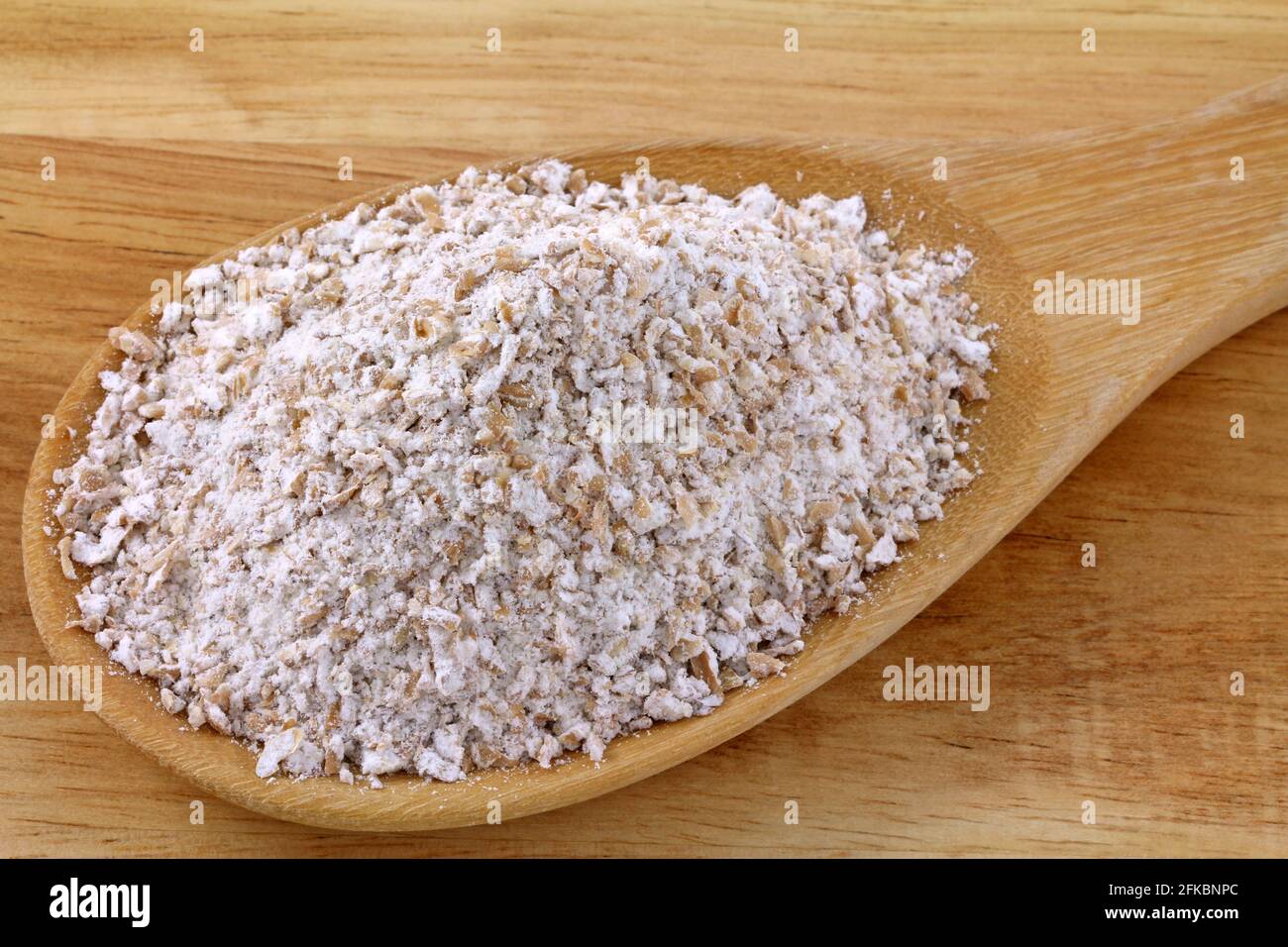 Primo piano di un cucchiaio di farina integrale (multigrain) Foto Stock
