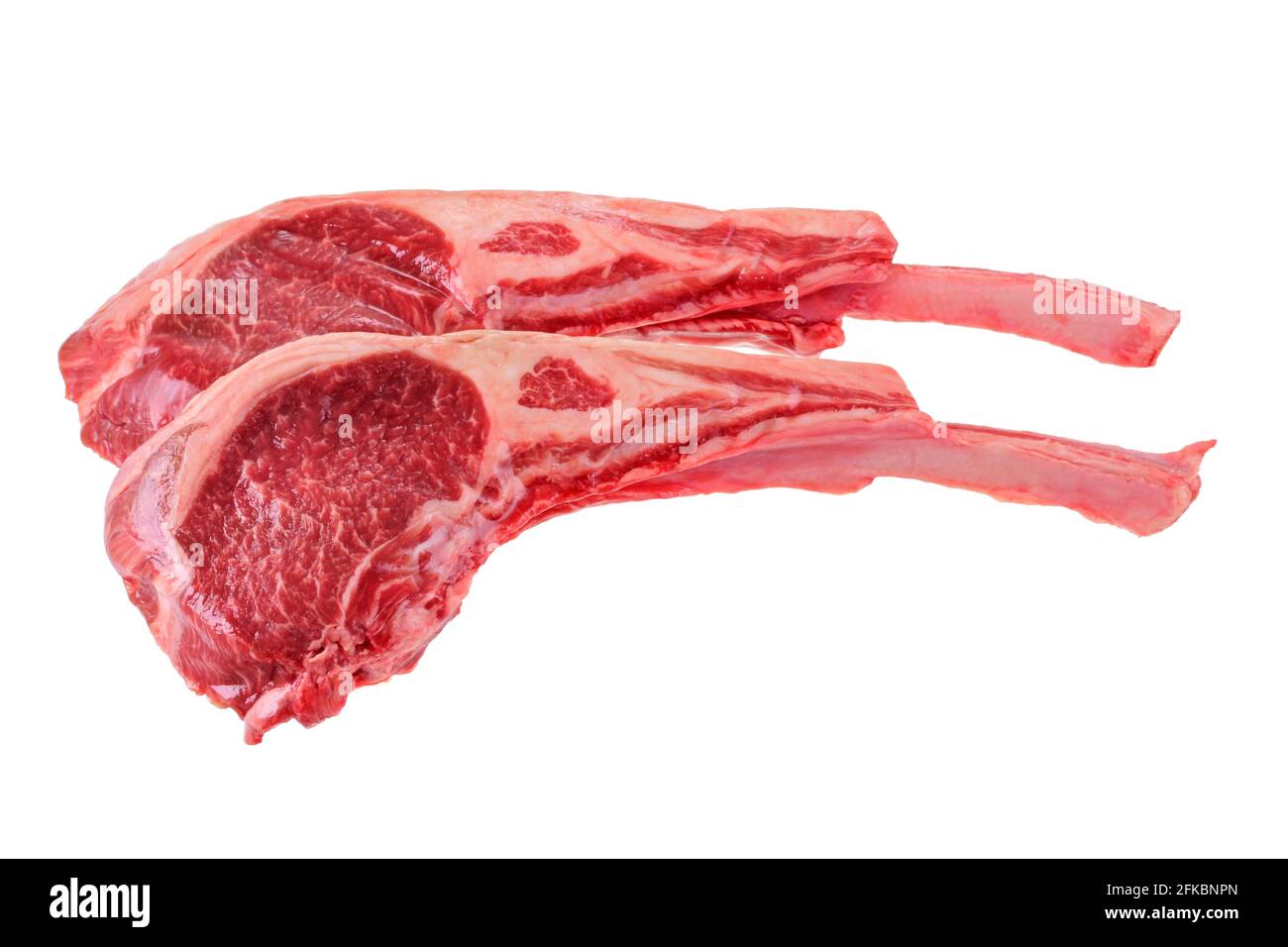 Primo piano di foto di agnello fresco braciole isolato su sfondo bianco Foto Stock
