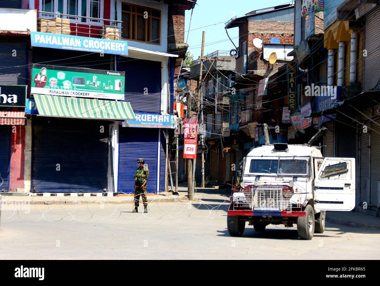 Anantnag, India. 29 Apr 2021. Il coprifuoco è stato imposto nel distretto di Anantnag del Kashmir meridionale di Jammu e Kashmir a causa dell'aumento del coronavirus. Le forze di sicurezza sono state dispiegate per controllare i movimenti non necessari per contenere la diffusione della pandemia COVID-19. I servizi essenziali sono consentiti e i trasporti pubblici rimarranno chiusi. (Foto di Aasif Shafi/Pacific Press) Credit: Pacific Press Media Production Corp./Alamy Live News Foto Stock