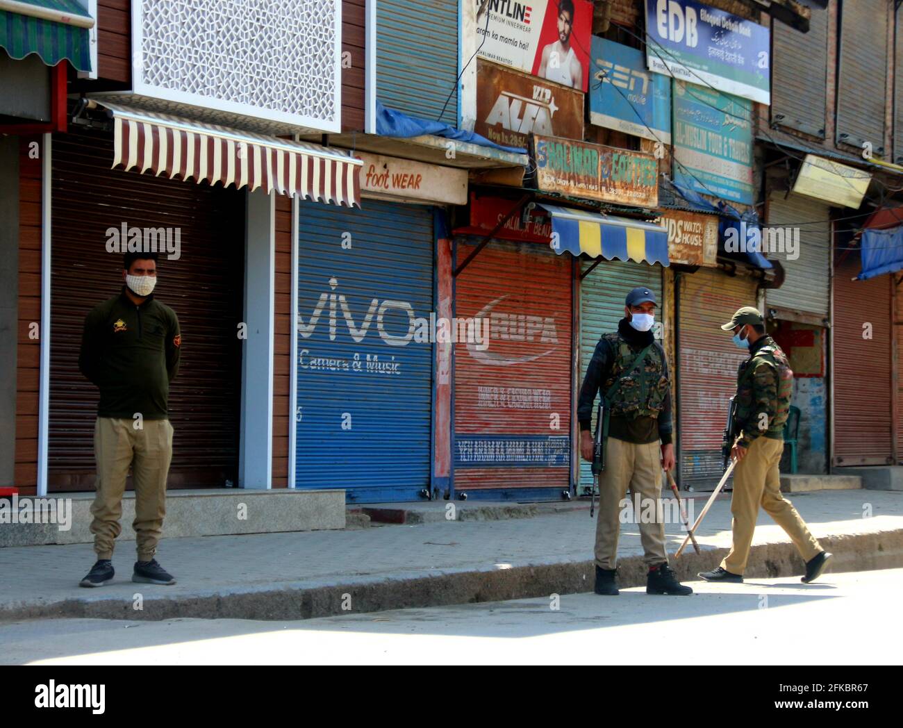 Anantnag, India. 29 Apr 2021. Il coprifuoco è stato imposto nel distretto di Anantnag del Kashmir meridionale di Jammu e Kashmir a causa dell'aumento del coronavirus. Le forze di sicurezza sono state dispiegate per controllare i movimenti non necessari per contenere la diffusione della pandemia COVID-19. I servizi essenziali sono consentiti e i trasporti pubblici rimarranno chiusi. (Foto di Aasif Shafi/Pacific Press) Credit: Pacific Press Media Production Corp./Alamy Live News Foto Stock