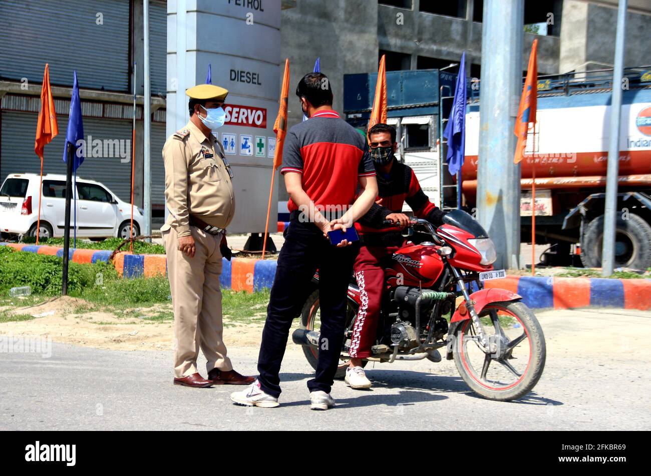 Anantnag, India. 29 Apr 2021. Il coprifuoco è stato imposto nel distretto di Anantnag del Kashmir meridionale di Jammu e Kashmir a causa dell'aumento del coronavirus. Le forze di sicurezza sono state dispiegate per controllare i movimenti non necessari per contenere la diffusione della pandemia COVID-19. I servizi essenziali sono consentiti e i trasporti pubblici rimarranno chiusi. (Foto di Aasif Shafi/Pacific Press) Credit: Pacific Press Media Production Corp./Alamy Live News Foto Stock