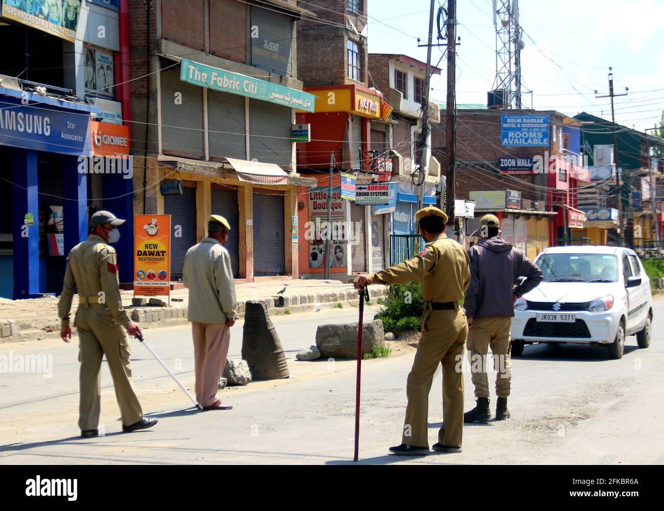 Anantnag, India. 29 Apr 2021. Il coprifuoco è stato imposto nel distretto di Anantnag del Kashmir meridionale di Jammu e Kashmir a causa dell'aumento del coronavirus. Le forze di sicurezza sono state dispiegate per controllare i movimenti non necessari per contenere la diffusione della pandemia COVID-19. I servizi essenziali sono consentiti e i trasporti pubblici rimarranno chiusi. (Foto di Aasif Shafi/Pacific Press) Credit: Pacific Press Media Production Corp./Alamy Live News Foto Stock