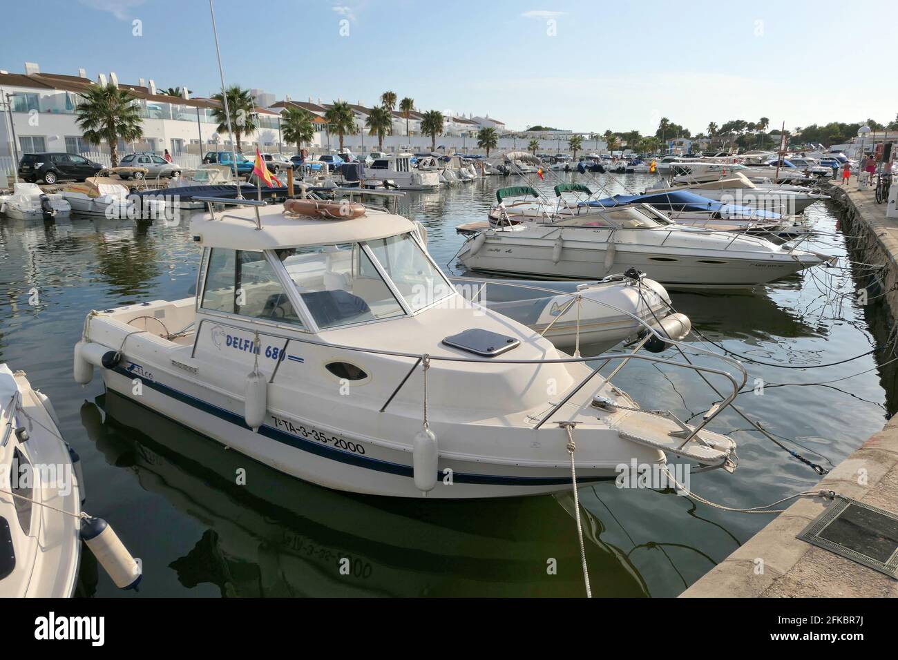 Cala N Bosch, Menorca, Spagna - 11 agosto 2018 : Barche in marina sull'isola di Menorca, Baleares. Foto Stock