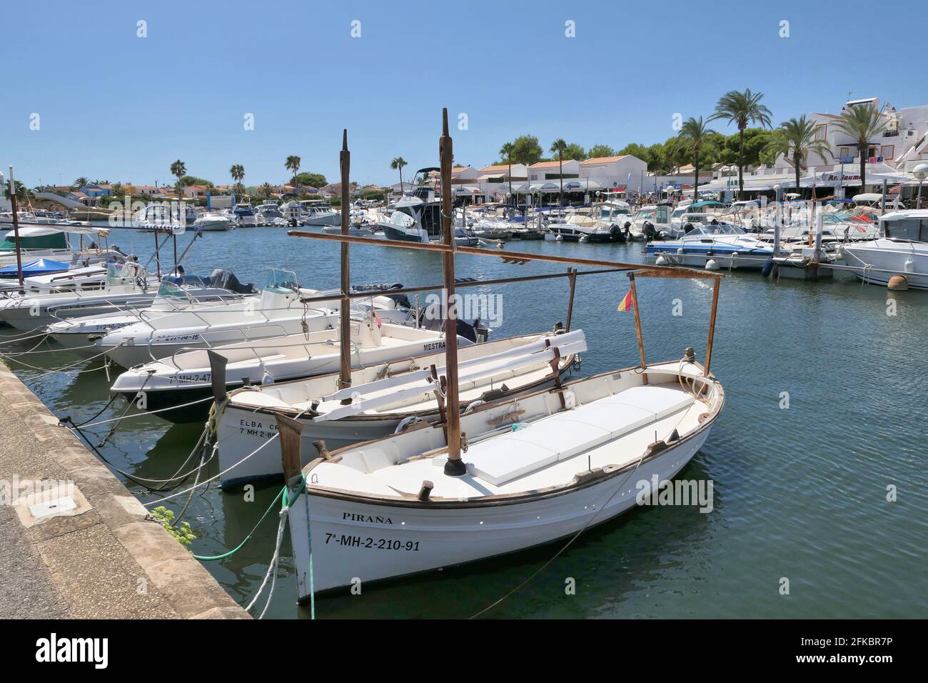 Cala N Bosch, MENORCA, SPAGNA - 15 AGOSTO 2018 : Barche in marina sull'isola di Menorca, Baleares. Foto Stock