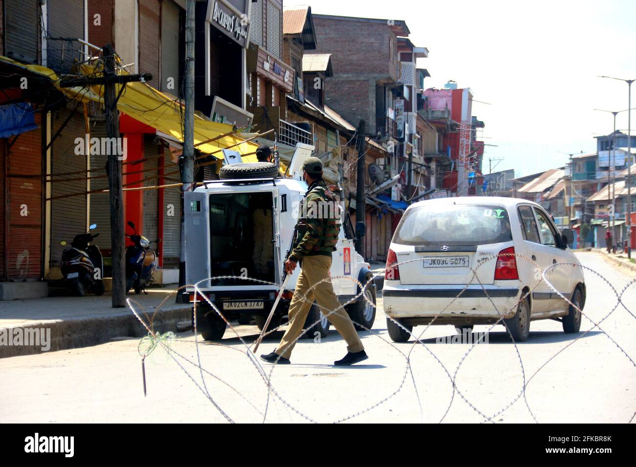 Anantnag, India. 29 Apr 2021. Il coprifuoco è stato imposto nel distretto di Anantnag del Kashmir meridionale di Jammu e Kashmir a causa dell'aumento del coronavirus. Le forze di sicurezza sono state dispiegate per controllare i movimenti non necessari per contenere la diffusione della pandemia COVID-19. I servizi essenziali sono consentiti e i trasporti pubblici rimarranno chiusi. (Foto di Aasif Shafi/Pacific Press) Credit: Pacific Press Media Production Corp./Alamy Live News Foto Stock