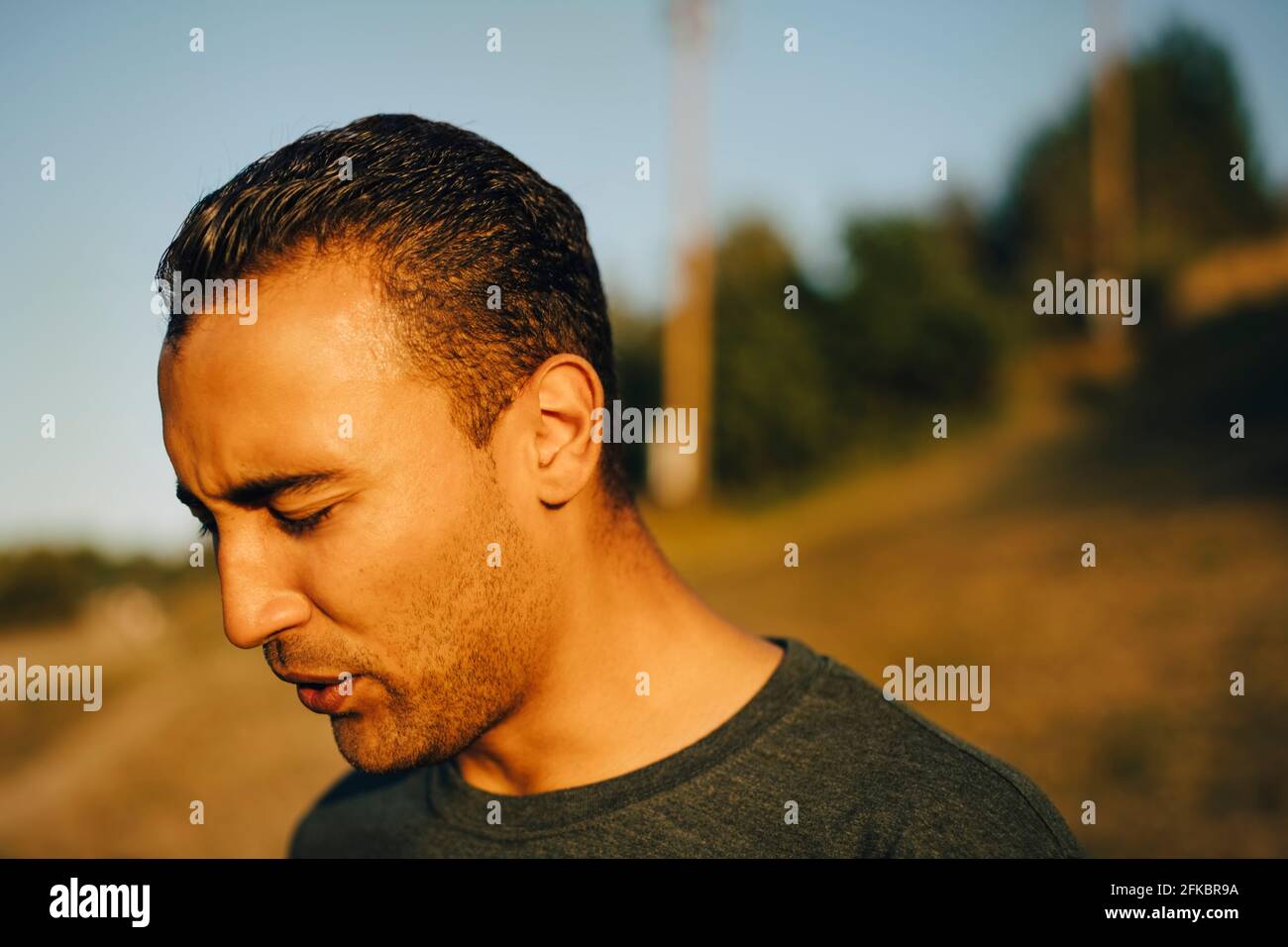 Sportivo che guarda giù il giorno di sole Foto Stock