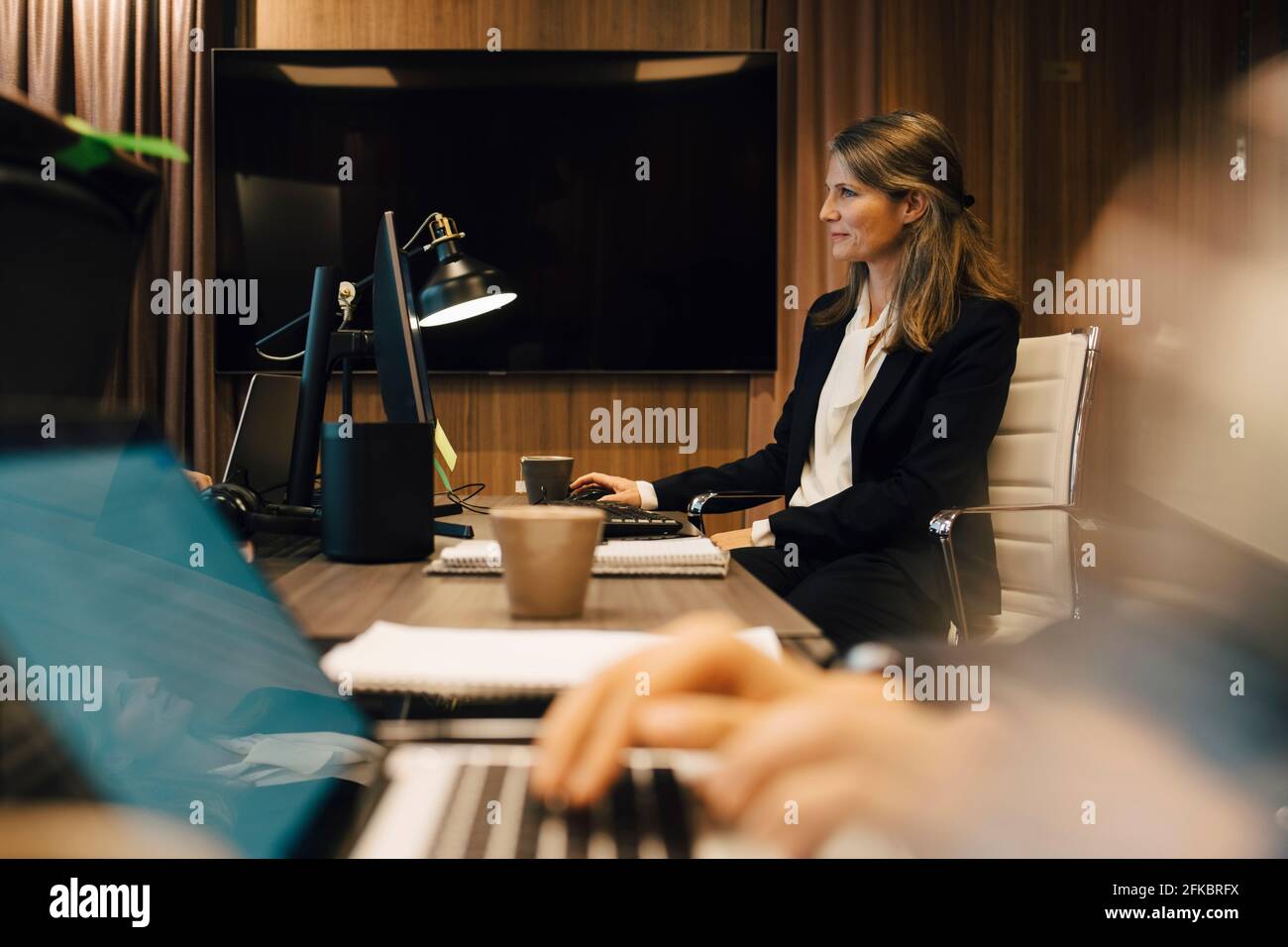 Donna avvocato che lavora su computer in sala di amministrazione in ufficio Foto Stock