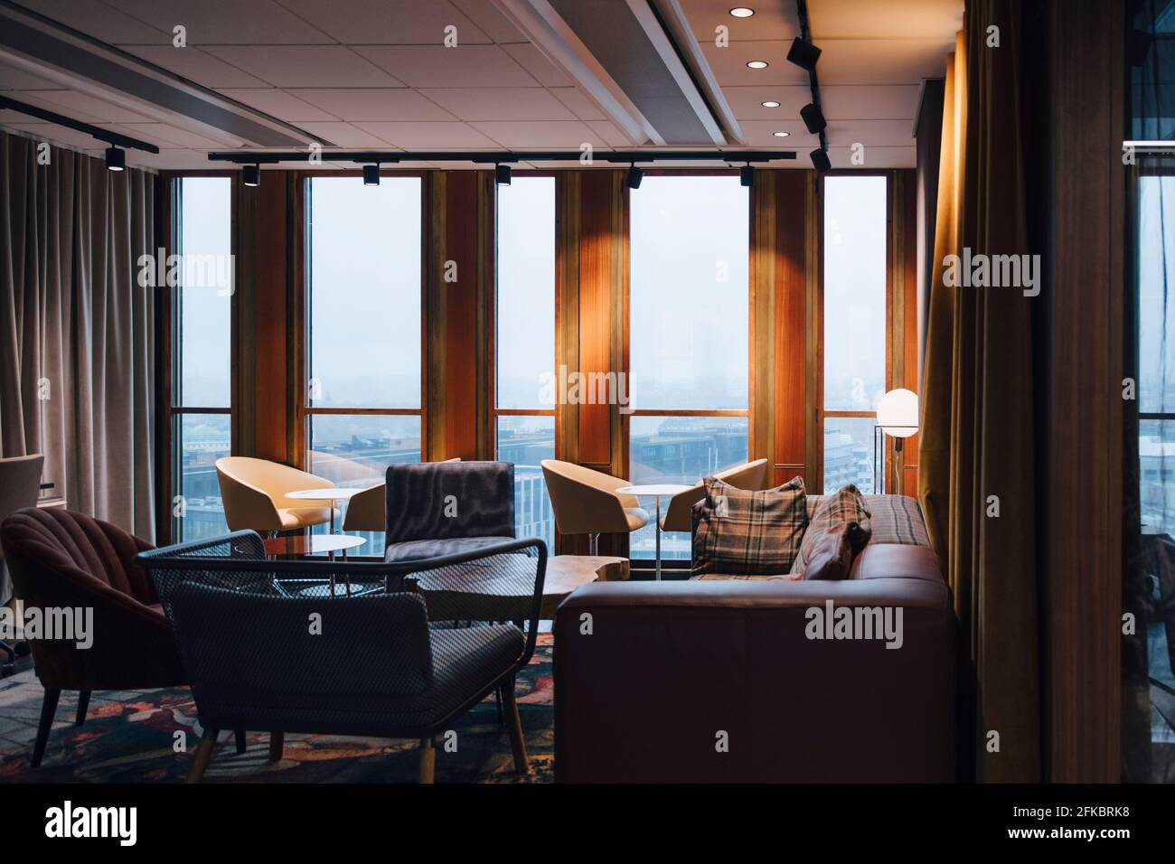 Divano e sedie nella sala riunioni dell'ufficio moderno Foto Stock