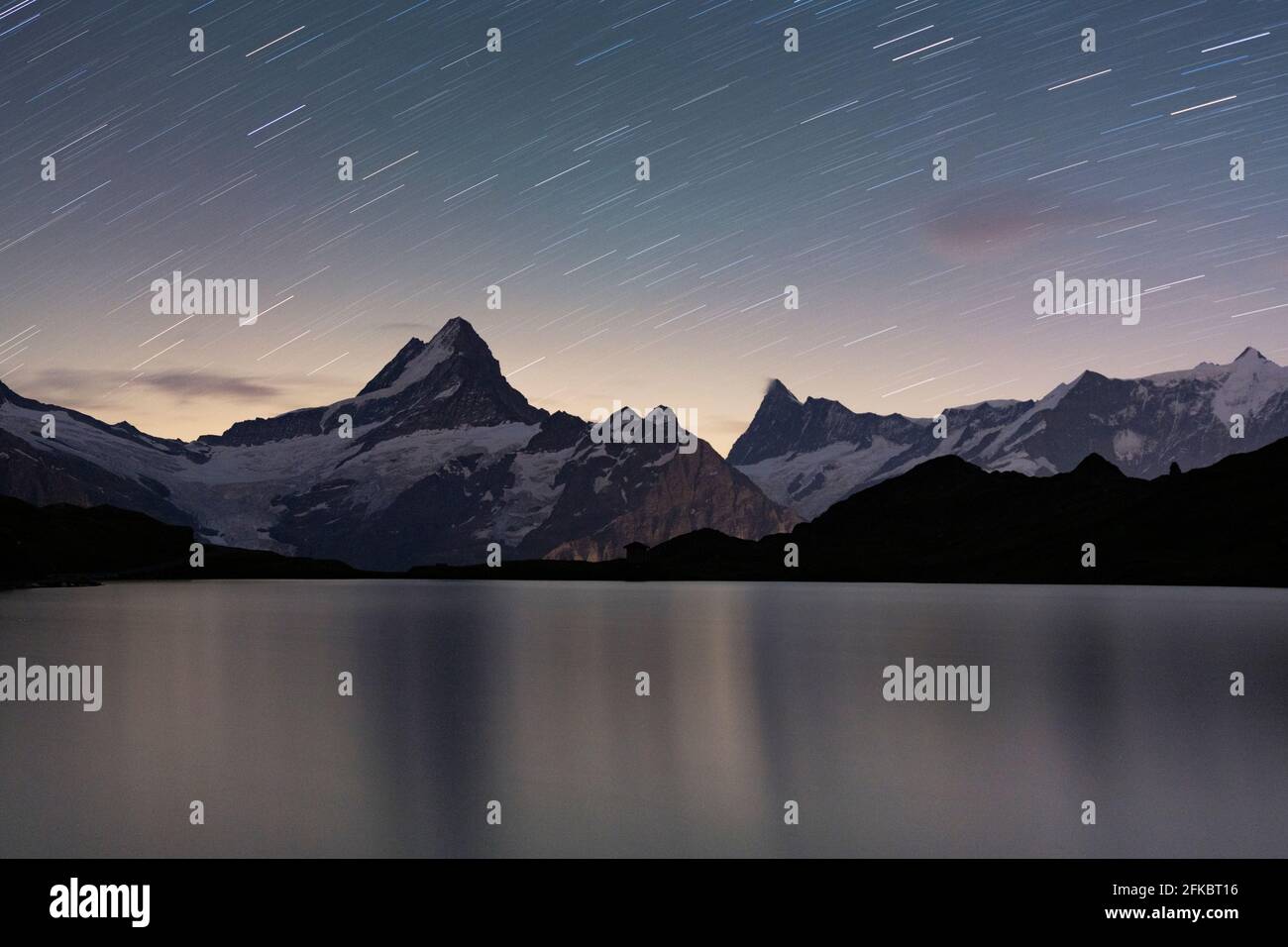 Sentiero stellato nel cielo notturno sul lago di Bachalpsee, Grindelwald, Oberland Bernese, Canton Berna, Svizzera, Europa Foto Stock