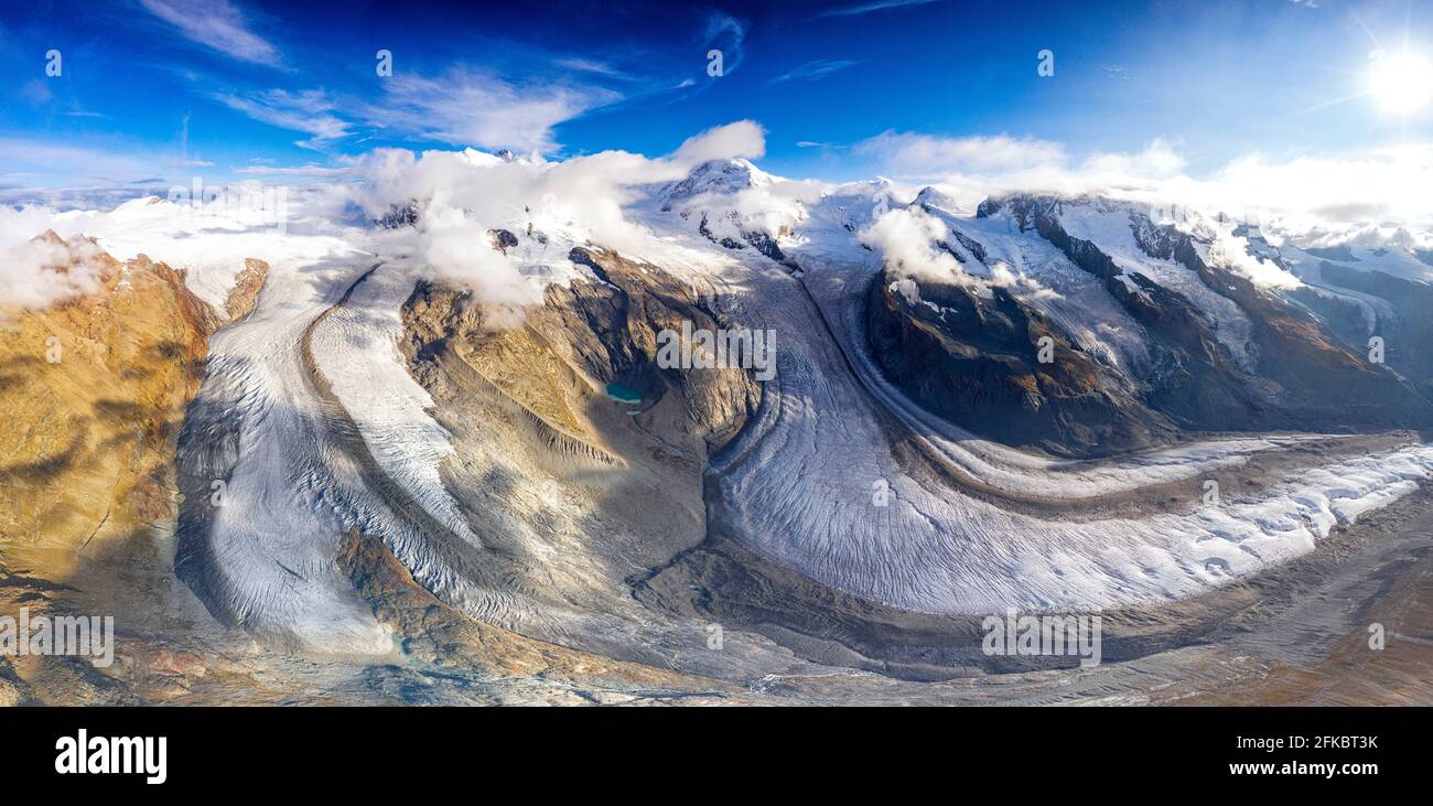 Cielo soleggiato e limpido sul ghiacciaio Gorner (Gornergletscher), vista aerea, Zermatt, Cantone Vallese, Svizzera, Europa Foto Stock