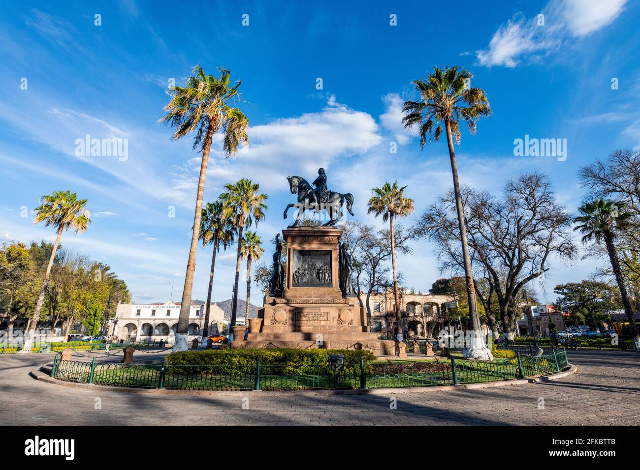 Piazza Morelos con il monumento Morelos, Morelia, Patrimonio dell'Umanità dell'UNESCO, Michoacan, Messico, Nord America Foto Stock