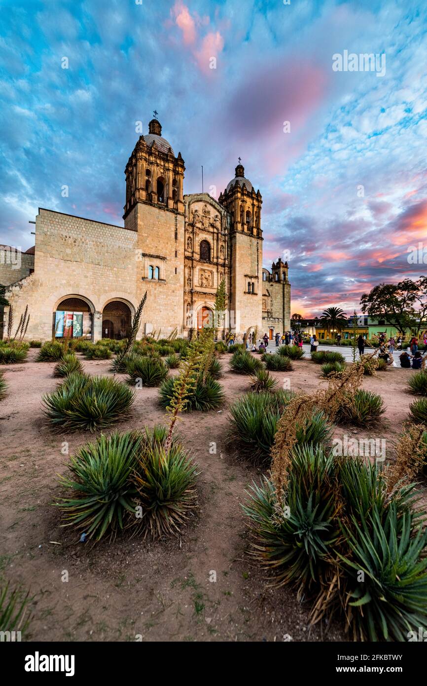 Chiesa di Santo Domingo de Guzman al tramonto, Oaxaca, Messico, Nord America Foto Stock
