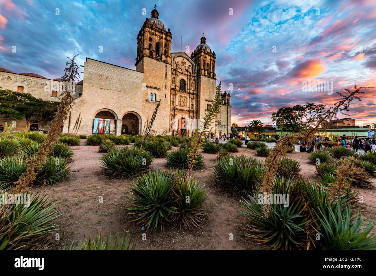 Chiesa di Santo Domingo de Guzman al tramonto, Oaxaca, Messico, Nord America Foto Stock