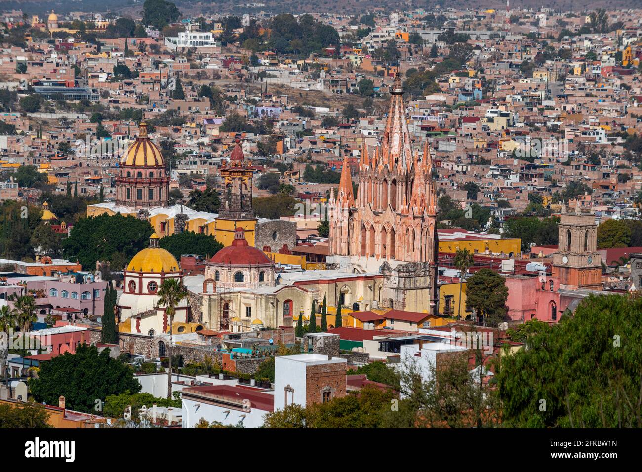 Vista sulla Cattedrale di la Parroquia de San Miguel Arcangel e San Miguel de Allende, patrimonio dell'umanità dell'UNESCO, Guanajuato, Messico, Nord America Foto Stock